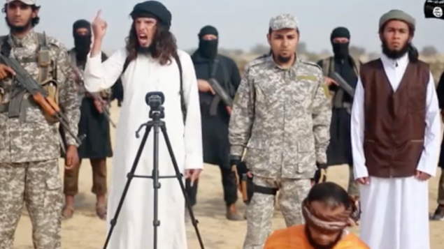 لقطة من مقطع فيديو أصدره فرع شبه جزيرة سيناء في الدولة الإسلامية تعلن فيه الجماعة الحرب على حماس وتعدم أحد أعضائها لتهريب الأسلحة إلى المجموعة الفلسطينية. تم إصدار الفيديو في 3 كانون الثاني (يناير) 2017. (Screenshot)