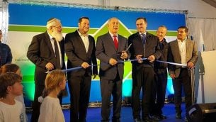 رئيس الوزراء بينيامين نتنياهو (وسط الصورة) يقص الشريط في مراسم تدشين طريق التفافي جديد في شمال الضفة الغربية، 30 يناير، 2018. (المجلس الإقليمي السامرة)