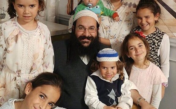 الحاخام رازئيل شيفاح مع عائلته، في صورة غير مؤرخة. (المصدر: العائلة)