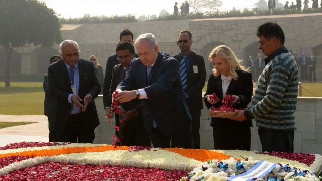 رئيس الوزراء بينيامين نتنياهو، وزوجته سارة نتنياهو، يضعون الازهار عند نصب تذكاري لغاندي في نيودلهي، 15 يناير، 2018.(Avi Ohayon/GPO) رئيس الوزراء بينيامين نتنياهو، وزوجته سارة نتنياهو، يضعون الازهار عند نصب تذكاري لغاندي في نيودلهي، 15 يناير، 2018.(Avi Ohayon/GPO)