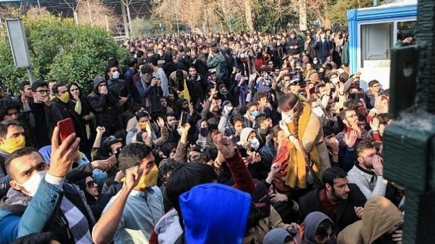 الطلاب الإيرانيون يشتبكون مع الشرطة في جامعة طهران خلال مظاهرة بدافع الغضب على المشاكل الاقتصادية، في العاصمة طهران في 30 ديسمبر 2017. (STR / AFP)