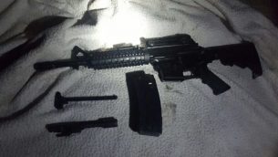 صورة توضيحية. تم العثور على بندقية M16 في قرية وادي سلمان بوسط الضفة الغربية في 25 أغسطس 2017. (Israel Defense Forces)