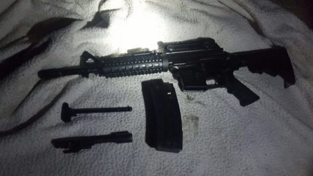 صورة توضيحية. تم العثور على بندقية M16 في قرية وادي سلمان بوسط الضفة الغربية في 25 أغسطس 2017. (Israel Defense Forces)