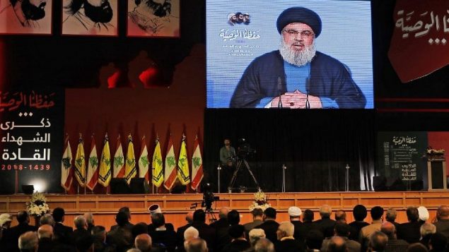 زعيم حزب الله حسن نصرالله يلقي خطابا متلفزا خلال احتفال أقامته الحزب في بيروت احتفالا بقادتها الذين قتلوا في 16 فبراير / شباط 2018. (AFP Photo/Joseph Eid)