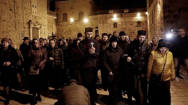 مصلون مسيحيون يستعدون لدخول كنيسة القيامة في القدس بعد إعادة فتح أبوابها في 28 فبراير، 2018  في أعقاب إغلاق استمر لثلاثة أيام احتجاجا على إجراءات ضريبية إسرائيلية وقانون مقترح. (AFP / THOMAS COEX)