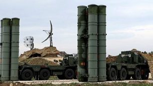 صورة توضيحية: S-400 نظام الدفاع الصاروخي تريومف في قاعدة هميمين العسكرية الروسية في محافظة اللاذقية، في شمال غرب سوريا، في 16 ديسمبر 2015. (Paul Gypteau/AFP)