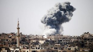 صورة للتوضيح: الدخان يتصاعد في الأفق بعد تقارير عن غارات جوية في مدينة درعا الواقعة في جنوب سوريا، 22 فبراير، 2017. (Mohamad Abazeed/AFP)