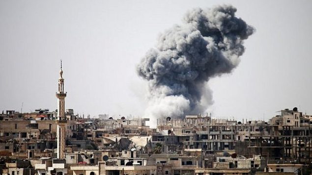 صورة للتوضيح: الدخان يتصاعد في الأفق بعد تقارير عن غارات جوية في مدينة درعا الواقعة في جنوب سوريا، 22 فبراير، 2017. (Mohamad Abazeed/AFP)