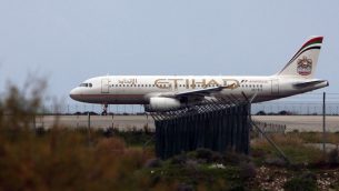 طائرة لشركة الطيران ’الاتحاد’ في مطار لارنكا، قبرص، 10 يناير 2015 (AFP PHOTO / HASAN MROUE)