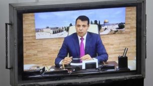 يحضر عضو حركة فتح السابق المنفي محمد دحلان اجتماع المجلس التشريعي الفلسطيني في مدينة غزة خلال مؤتمر فيديو من الإمارات العربية المتحدة في 27 يوليو / تموز 2017. (AFP PHOTO / SAID KHATIB)