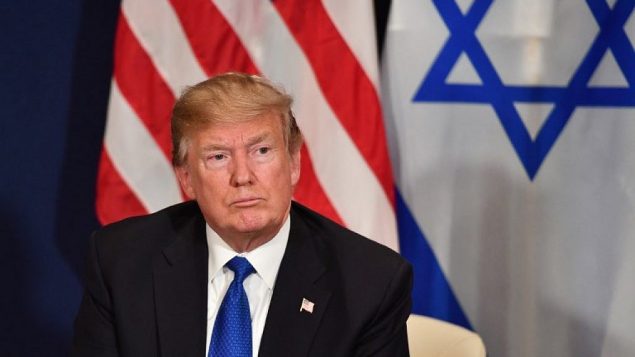 الرئيس الأمريكي دونالد ترامب يلتقي مع رئيس الوزراء بينيامين نتنياهو يلتقيان على هامش منتدى الاقتصاد العالمي في دافوس، سويسرا، 25 يناير، 2018. (AFP Photo/Nicholas Kamm) الرئيس الأمريكي دونالد ترامب يلتقي مع رئيس الوزراء بينيامين نتنياهو يلتقيان على هامش منتدى الاقتصاد العالمي في دافوس، سويسرا، 25 يناير، 2018. (AFP Photo/Nicholas Kamm)