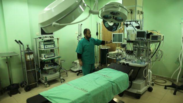 موظف في وزارة الصحة في غزة يفحص مستشفى بيت حانون في شمال قطاع غزة بعد وقفه الخدمات بسبب نقص الوقود لمولدات الطاقة، 29 يناير 2018 (Mahmud Hams/AFP) موظف في وزارة الصحة في غزة يفحص مستشفى بيت حانون في شمال قطاع غزة بعد وقفه الخدمات بسبب نقص الوقود لمولدات الطاقة، 29 يناير 2018 (Mahmud Hams/AFP)