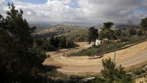 السياج الحدودي بين إسرائيل ولبنان مع ظور قرية بليدا اللبنانية في الخفية، في صورة تم التقاطها من كيبوتس يفتاح الإسرائيلي، 30 يناير، 2018. (AFP Photo/Jalaa Marey)