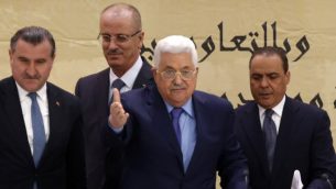 رئيس السلطة الفلسطينية محمود عباس (وسط الصورة) يشارك في "مؤتمر القدس عاصمة الشباب الإسلامي" في مدينة رام الله في الضفة الغربية، 6 فبراير، 2018. (AFP PHOTO / ABBAS MOMANI)