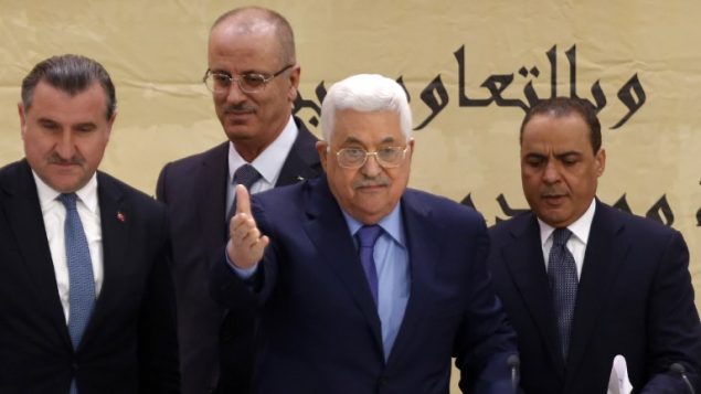 رئيس السلطة الفلسطينية محمود عباس (وسط الصورة) يشارك في "مؤتمر القدس عاصمة الشباب الإسلامي" في مدينة رام الله في الضفة الغربية، 6 فبراير، 2018. (AFP PHOTO / ABBAS MOMANI)