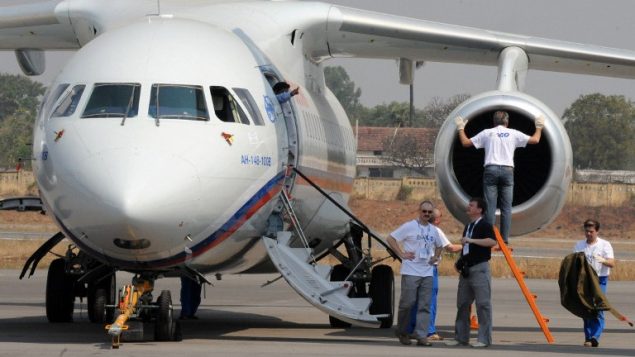 هذه الصورة من الأرشيف تم التقاطها في 5 مارس، 2010 في حيدر  آباد يظهر فيها تقنيون ومسؤولون وهو يقفون إلى جانب طائرة ركاب من طراز "أنطونوف  An-148" معروضة في معرض الطيران الهندي في مطار "بوغومبيت". (Noah SEELAM / AFP)