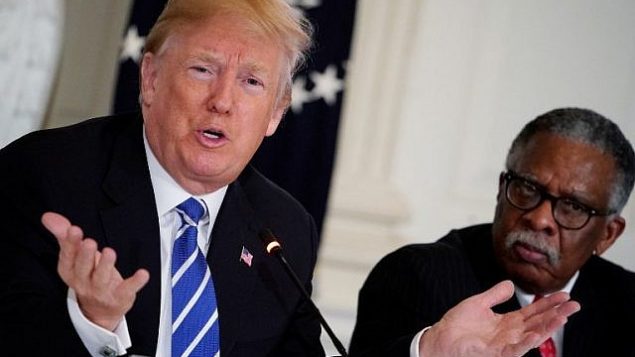 يشارك الرئيس الأمريكي دونالد ترامب في اجتماع حول البنية التحتية مع مسؤولين حكوميين ومسؤولين محليين في غرفة الطعام الحكومية بالبيت الأبيض في 12 فبراير / شباط 2018 في واشنطن العاصمة. في اليمين فيكسبيرغ، مسيسيبي، عمدة جورج فلاغس. (AFP/ MANDEL NGAN)