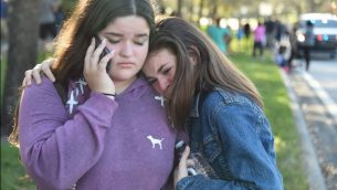 طلاب بعد اطلاق النار في مدرسة مارجوري ستونمان دوغلاس الثانوية في باركلاند، فلوريدا، 14 فبراير 2018 (AFP PHOTO / Michele Eve Sandberg)