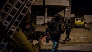صورة للتوضيح : جنود إسرائيليون يمشطون المنطقة المحيطة بمدينة نابلس قس 11 بناير، 2018، في إطار عمليات بحث عن منفذي هجوم وقع خارج مستوطنة قريبة. (الجيش الإسرائيلي)