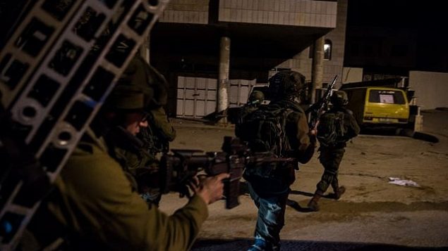 صورة للتوضيح : جنود إسرائيليون يمشطون المنطقة المحيطة بمدينة نابلس قس 11 بناير، 2018، في إطار عمليات بحث عن منفذي هجوم وقع خارج مستوطنة قريبة. (الجيش الإسرائيلي)
