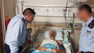 قائد سلاح الجو عيمكام نوركين، من اليسار، وضابط لم يتم الكشف عن هويته، من المين، يقومان بزيارة طيار مصاب في مستشفى ’رمبام’ في مدينة حيفا في 11 فبراير، 2018، في صورة نشرها الجيش الإسرائيلي في 12 فبراير، 2018.  (IDF Spokesperson's Unit)