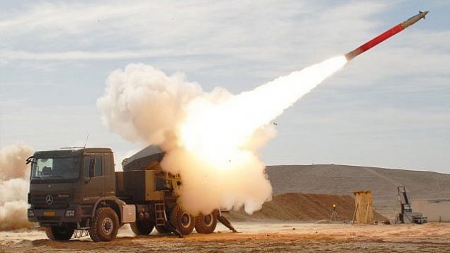 إطلاق صاروخ  طراز اكسترا صناعة عسكرية إسرائيلية من قاذفته. (Israel Military Industries)