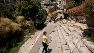زوار في مدينة داود، في حي سلوان في القدس الشرقية، 31 اغسطس 2015 (Yonatan Sindel/Flash90)