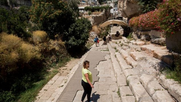 زوار في مدينة داود، في حي سلوان في القدس الشرقية، 31 اغسطس 2015 (Yonatan Sindel/Flash90)