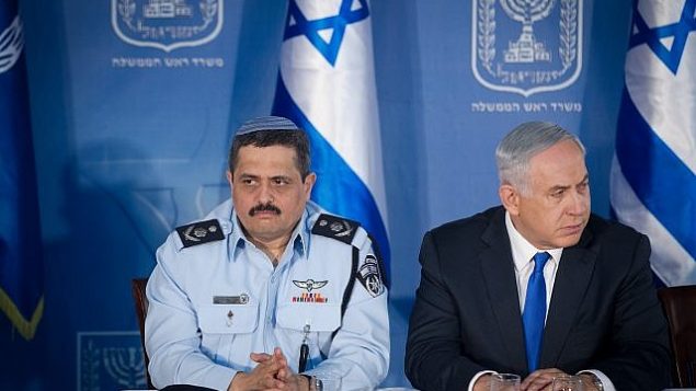 المفوض العام للشرطة الإسرائيلية روني الشيخ ورئيس الوزراء بينيامين نتنياهو في حفل استقبال بمناسبة تعيين الشيخ، في مكتب رئيس الوزراء في القدس، 3 ديسمبر، 2015. (Miriam Alster/Flash90)