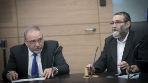 وزير الدفاع افيغادور ليبرمان وعضو الكنيست من حزب يهدوت هتوراة موشيه غافني في جلسة للجنة المالية في الكنيست، 6 ديسمبر 2016 (Yonatan Sindel/Flash90)