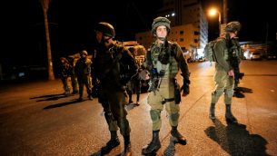 صورة توضيحية: جنود اسرائيليين خلال مداهمة في الخليل، الضفة الغربية، 31 اغسطس 2017 (Wisam Hashlamoun/Flash90)