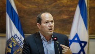 يعقد رئيس بلدية القدس نير بركات مؤتمرا صحفيا في بلدية القدس حول نزاعه مع وزارة المالية حول ميزانية المدينة في 1 يناير 2018. (Flash90)