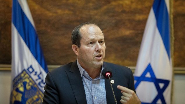 يعقد رئيس بلدية القدس نير بركات مؤتمرا صحفيا في بلدية القدس حول نزاعه مع وزارة المالية حول ميزانية المدينة في 1 يناير 2018. (Flash90)