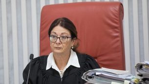 رئيسة محكمة العدل العليا إستر حايوت تصل إلى المحكمة العليا في القدس لجلسة تتعلق باتفاق الحائط الغربي، 14 يناير، 2018. (Yonatan Sindel/Flash90)