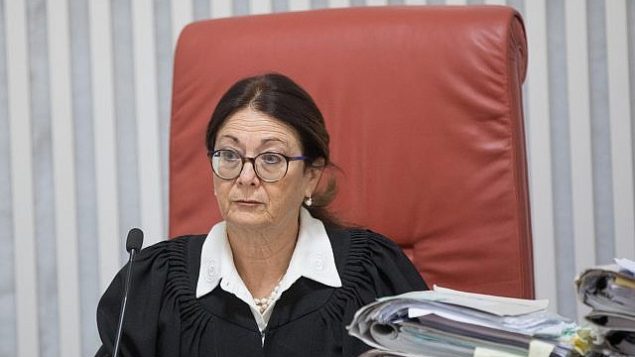 رئيسة محكمة العدل العليا إستر حايوت تصل إلى المحكمة العليا في القدس لجلسة تتعلق باتفاق الحائط الغربي، 14 يناير، 2018. (Yonatan Sindel/Flash90)