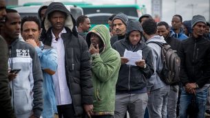 طالبو لجوء أفارقة ينتظزون لساعات في محاولة لتقديم طلبات لجوء في مكاتب سلطة السكان والهجرة والحدود في بني براك، إسرائيل، 13 فبراير، 2018. (Miriam Alster/Flash90)