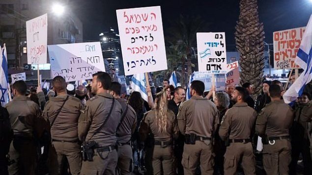 نشطاء يمينيون يتظاهرون دعما لترحيل طالبي اللجوء الافريقيين في تل ابيب، 21 فبراير 2018 (Tomer Neuberg/Flash90) نشطاء يمينيون يتظاهرون دعما لترحيل طالبي اللجوء الافريقيين في تل ابيب، 21 فبراير 2018 (Tomer Neuberg/Flash90)