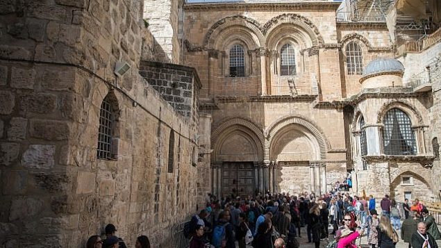 أشخاص يحتشدون من أمام الأبواب المغلقة لكنيسة القيامة في البلدة القديمة في القدس، 25 فبراير، 2018. (Hadas Parush/Flash90)