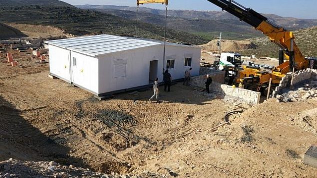 المقطورة الوالى التي تم وضعها في المستوطنة الجديدة لسكان بؤرة عامونا الإستيطانيا سابقا، عميحاي، في 21 فبراير، 218. (Courtesy: Amona evacuees)