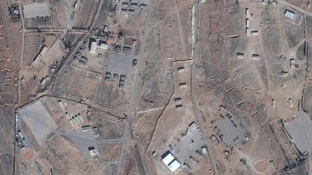 صورة لقاعدة إيرانية مزعومة في سوريا، بالإمكان رؤية الحظائرة البيضاء في أسفل الصورة. (Google Maps)