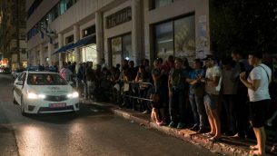 طالبو لجوء افريقيين ينتظرون خارج مكاتب سلطة الهجرة في تل ابيب، 29 سبتمبر 2017 (Luke Tress/Times of Israel)