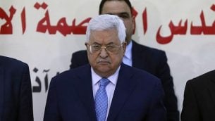 رئيس السلطة الفلسطينية محمود عباس يحضر لقاء للمجلس الثوري لحركة فتح في رام الله، 1 مارس 2018 (AFP Photo/Abbas Momani)