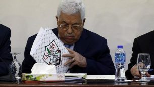 رئيس السلطة الفلسطينية محمود عباس يحضر لقاء للمجلس الثوري لحركة فتح في رام الله، 1 مارس 2018 (AFP Photo/Abbas Momani)