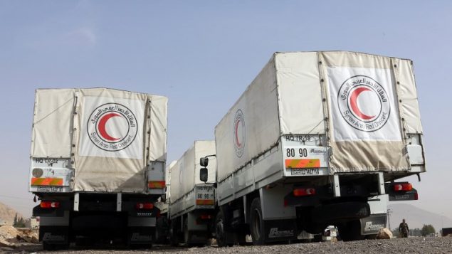 شاخنات تابعة للجنة الدولية للصليب الاحمر في منطق الغوطة في سوريا، 8 مارس 2018 (STRINGER / AFP)