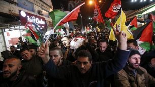 فلسطينيون يحملون جثمان محمد الجعبري (24 عاما)، الذي قُتل خلال مواجهات مع القوات الإسرائيلية، خلال جنازته في مدينة الخليل في الضفة الغربية، 9 مارس، 2018. ( AFP PHOTO / HAZEM BADER)