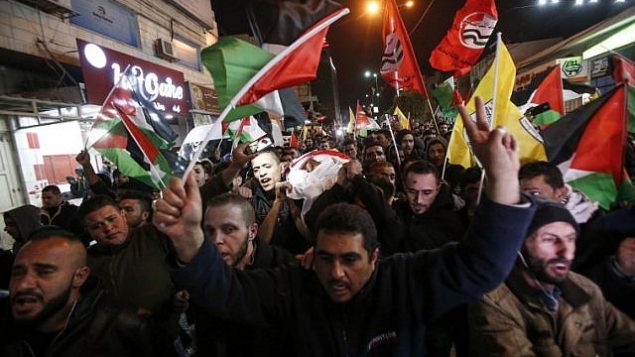 فلسطينيون يحملون جثمان محمد الجعبري (24 عاما)، الذي قُتل خلال مواجهات مع القوات الإسرائيلية، خلال جنازته في مدينة الخليل في الضفة الغربية، 9 مارس، 2018. ( AFP PHOTO / HAZEM BADER) فلسطينيون يحملون جثمان محمد الجعبري (24 عاما)، الذي قُتل خلال مواجهات مع القوات الإسرائيلية، خلال جنازته في مدينة الخليل في الضفة الغربية، 9 مارس، 2018. ( AFP PHOTO / HAZEM BADER)