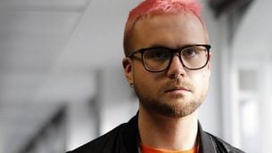 خبير تحليلات البيانات الكندي والمبلغ عن المخالفات، كريستوفر وايلي، يقف لصورًا خارج مؤتمر صحفي في لندن في 26 مارس، 2018. (AFP PHOTO / Tolga AKMEN)