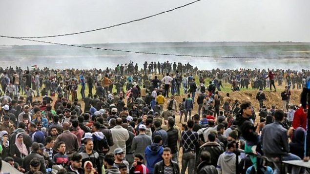 صورة تم التقاطها في 30 مارس 2018 حيث يشارك فلسطينيين في مظاهرة تخلد ذكرى يوم الأرض بالقرب من الحدود مع إسرائيل شرق مدينة غزة. (AFP/Mahmud Hams)
