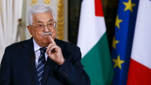 رئيس السلطة الفلسطينية محمود عباس خلال مؤتمر صحفي مع الرئيس الفرنسي عقب اجتماع في قصر الاليزي الرئاسي في باريس في 22 ديسمبر 2017. (AFP PHOTO / POOL / Francois Mori)