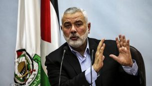 صورة من الأرشيف تم التقاطها في 23 يناير، 2018 لقائد حركة حماس، إسماعيل هنية، خلال إلقائه لخطاب في مدينة غزة. (Mahmud Hams/AFP)